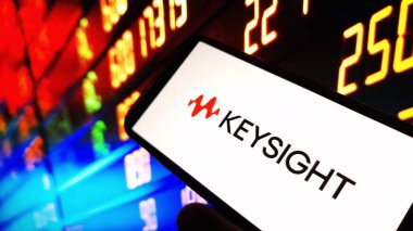 Konskie, Polonya - 24 Kasım 2024: Keysight şirket logosu cep telefonunda sergilendi
