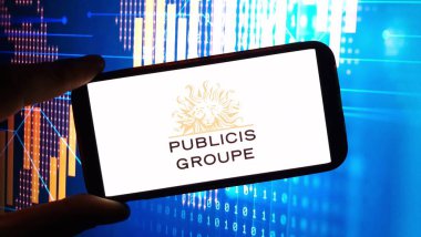 Konskie, Polonya - 30 Kasım 2024: Halkla İlişkiler Grubu logosu cep telefonunda sergilendi