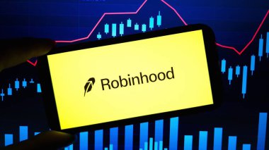 Konskie, Polonya - 30 Kasım 2024: Robinhood Market Şirketi logosu cep telefonunda sergilendi