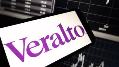 Konskie, Polonya - 30 Kasım 2024: Veralto şirket logosu cep telefonunda sergilendi