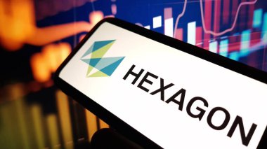 Konskie, Polonya - 30 Kasım 2024: Hexagon AB şirket logosu cep telefonunda sergilendi