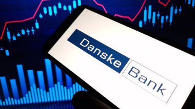 Konskie, Polonya - 30 Kasım 2024: Danske Bank şirket logosu cep telefonunda sergilendi