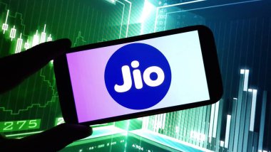 Konskie, Polonya - 01 Aralık 2024: Jio Finansal Hizmetler Şirketi logosu cep telefonunda sergilendi