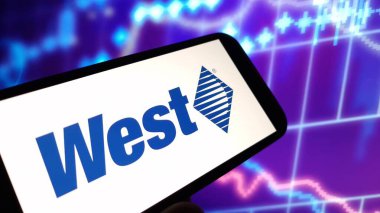 Konskie, Polonya - 01 Aralık 2024: Batı İlaç Şirketi logosu cep telefonunda sergilendi