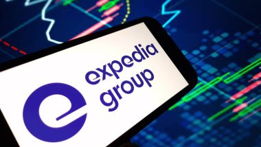 Konskie, Polonya - 01 Aralık 2024: Expedia Group şirket logosu cep telefonunda sergilendi