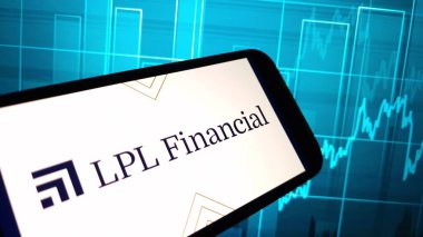 Konskie, Polonya - 01 Aralık 2024: LPL Finans şirketi logosu cep telefonunda sergilendi