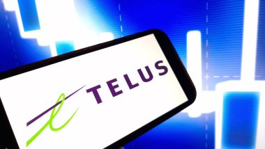 Konskie, Polonya - 01 Aralık 2024: Telus İletişim Şirketi logosu cep telefonunda sergilendi