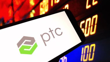 Konskie, Polonya - 01 Aralık 2024: PTC Inc şirket logosu cep telefonunda sergilendi