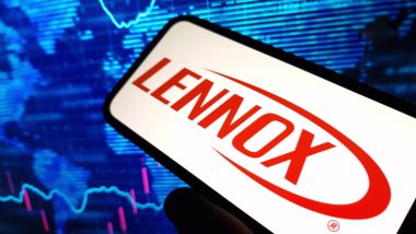Konskie, Polonya - 02 Aralık 2024: Lennox International Inc şirketinin logosu cep telefonunda sergilendi