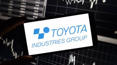 Konskie, Polonya - 02 Aralık 2024: Toyota Industries şirketinin logosu cep telefonunda sergilendi