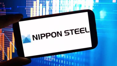 Konskie, Polonya - 02 Aralık 2024: Nippon Çelik Şirketi logosu cep telefonunda sergilendi