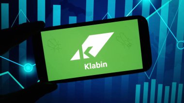 Konskie, Polonya - 02 Aralık 2024: Klabin şirket logosu cep telefonunda sergilendi