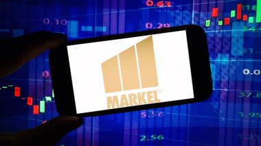 Konskie, Polonya - 02 Aralık 2024: Markel şirket logosu cep telefonunda sergilendi