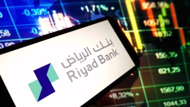 Konskie, Polonya - 02 Aralık 2024: Riyad Bank şirket logosu cep telefonunda sergilendi