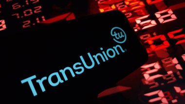 Konskie, Polonya - 02 Aralık 2024: TransUnion şirket logosu cep telefonunda sergilendi