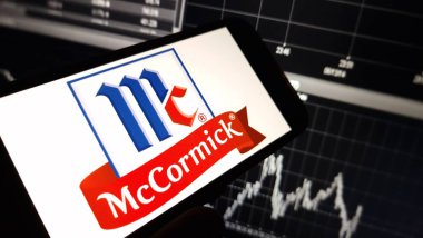 Konskie, Polonya - 02 Aralık 2024: McCormick and Company logosu cep telefonunda sergilendi