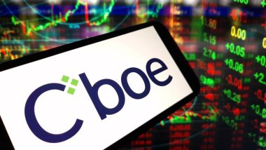 Konskie, Polonya - 02 Aralık 2024: Cboe Global Markets Inc. Şirketi logosu cep telefonunda sergilendi