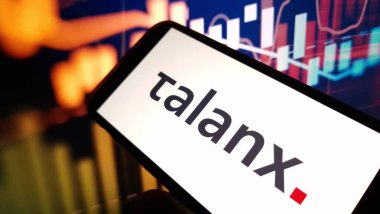 Konskie, Polonya - 02 Aralık 2024: Talanx şirket logosu cep telefonunda sergilendi