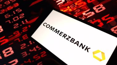 Konskie, Polonya - 02 Aralık 2024: Commerzbank şirket logosu cep telefonunda sergilendi