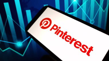 Konskie, Polonya - 02 Aralık 2024: Pinterest şirket logosu cep telefonunda sergilendi