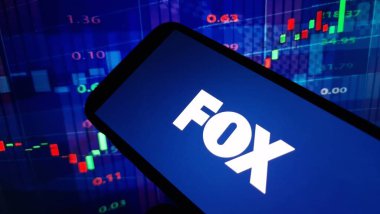 Konskie, Polonya - 02 Aralık 2024: Fox Corporation logosu cep telefonunda sergilendi