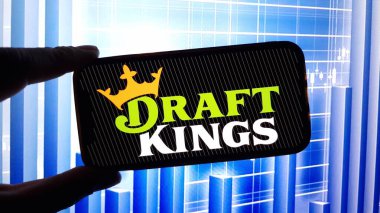 Konskie, Polonya - 03 Aralık 2024: Taslak Kings şirketi logosu cep telefonunda sergilendi
