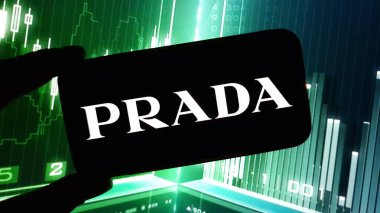 Konskie, Polonya - 03 Aralık 2024: Prada şirket logosu cep telefonunda sergilendi