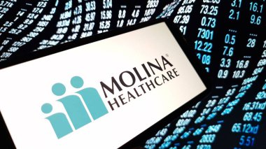 Konskie, Polonya - 03 Aralık 2024: Molina Sağlık Şirketi logosu cep telefonunda sergilendi