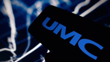 Konskie, Polonya - 03 Aralık 2024: Birleşik Mikro Elektronik şirketi logosu cep telefonunda sergilendi