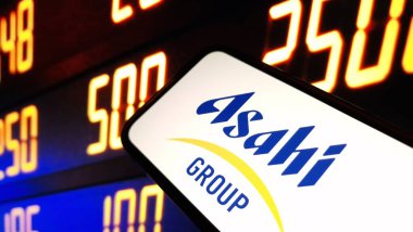 Konskie, Polonya - 03 Aralık 2024: Asahi Group Holding Ltd şirket logosu cep telefonunda sergilendi