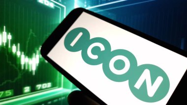Konskie, Polonya - 03 Aralık 2024: ICON plc şirket logosu cep telefonunda sergilendi