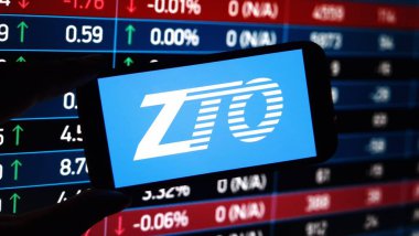 Konskie, Polonya - 03 Aralık 2024: ZTO Express şirket logosu cep telefonunda sergilendi
