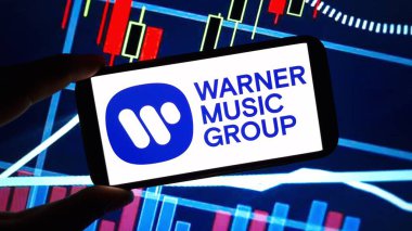 Konskie, Polonya - 03 Aralık 2024: Warner Music Group şirket logosu cep telefonunda sergilendi