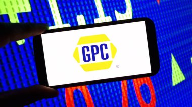 Konskie, Polonya - 03 Aralık 2024: Hakiki Parça Şirketi logosu cep telefonunda sergilendi