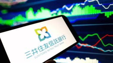 Konskie, Polonya - 03 Aralık 2024: Sumitomo Mitsui Trust Bank Ltd şirket logosu cep telefonunda sergilendi