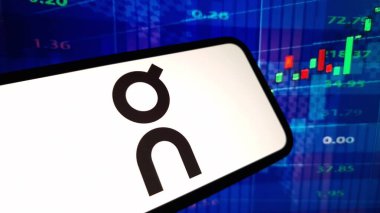 Konskie, Polonya - 08 Aralık 2024: Holding şirketinin logosu cep telefonunda sergilendi