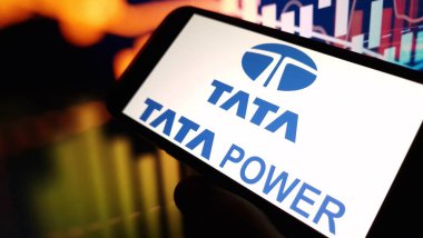 Konskie, Polonya - 08 Aralık 2024: Tata Elektrik şirketi logosu cep telefonunda sergilendi