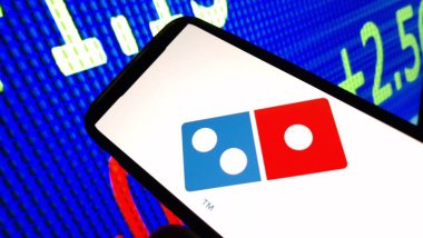 Konskie, Polonya - 08 Aralık 2024: Domino 'nun Pizza şirketi logosu cep telefonunda sergilendi