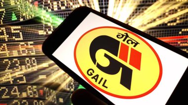 Konskie, Polonya - 08 Aralık 2024: GAIL Limited şirket logosu cep telefonunda sergilendi