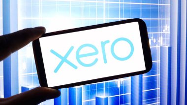 Konskie, Polonya - 08 Aralık 2024: Xero şirket logosu cep telefonunda sergilendi