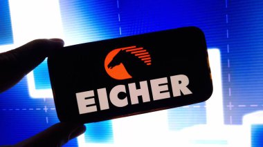 Konskie, Polonya - 08 Aralık 2024: Eicher Motor şirketinin logosu cep telefonunda sergilendi