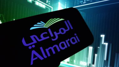 Konskie, Polonya - 08 Aralık 2024: Almarai şirket logosu cep telefonunda sergilendi