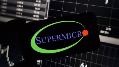 Konskie, Polonya - 08 Aralık 2024: Supermikro şirket logosu cep telefonunda sergilendi
