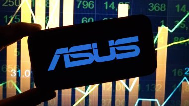 Konskie, Polonya - 08 Aralık 2024: ASUS şirket logosu cep telefonunda sergilendi