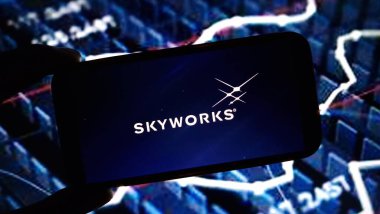 Konskie, Polonya - 08 Aralık 2024: Skyworks Solutions şirket logosu cep telefonunda sergilendi