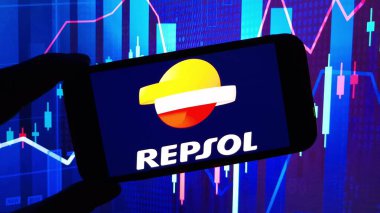 Konskie, Polonya - 08 Aralık 2024: Repsol şirket logosu cep telefonunda sergilendi