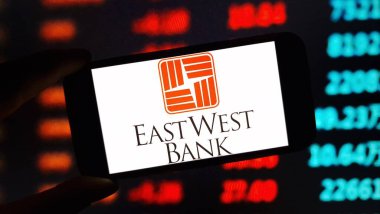 Konskie, Polonya - 08 Aralık 2024: Doğu Batı Şeria şirketinin logosu cep telefonunda sergilendi