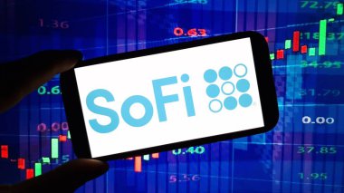 Konskie, Polonya - 08 Aralık 2024: Sosyal Finans Şirketi logosu cep telefonunda sergilendi