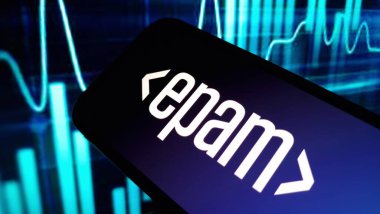 Konskie, Polonya - 08 Aralık 2024: EPAM Systems şirket logosu cep telefonunda sergilendi