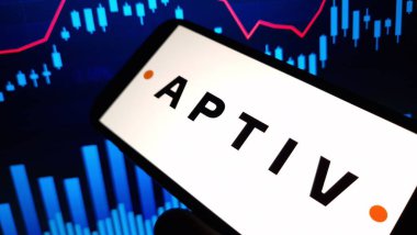 Konskie, Polonya - 08 Aralık 2024: Aptiv şirket logosu cep telefonunda sergilendi